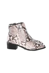 Botines de caña baja con estampado de piel de serpiente en tonos neutros (grises, beige, negro), puntera ligeramente puntiaguda y tacón bloque de 4 cm.