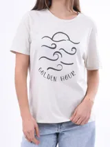 Remera blanca de manga corta con estampado frontal de una tortuga marina rodeada de corales y la frase "OCEAN LIFE".