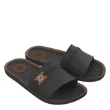 Sandalias tipo slide Cartago modelo Arizona, color negro con detalles en marrón. Presentan una banda ancha superior con logo metálico y plantilla texturizada con diseño circular.