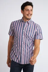 Camisa de corte slim fit con estampado de cuadros en tonos rojos, azules, blancos y negros. Presenta cuello clásico, cierre frontal abotonado y logo bordado en el pecho.
