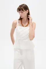 Top blanco de viscosa con tirantes anchos, escote cuadrado y diseño al cuerpo con detalles de pliegues frontales.