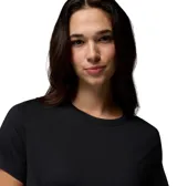 Remera deportiva negra de manga corta, con cuello redondo y diseño de corte cropped.