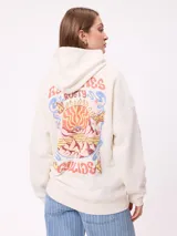 Canguro color crema con capucha y estampado grande en la espalda de un sol con un ojo, montañas, mariposas y texto.