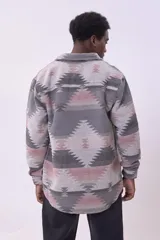 Camisa gruesa con estampado geométrico en tonos gris, rosa y blanco.