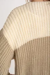 Cardigan de punto grueso con diseño color block en tonos beige, crema y verde oliva. Corte oversize y mangas largas.