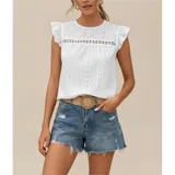 Blusa de tela broderie color negro, con cuello redondo, mangas cortas con volados y detalle de calado horizontal en la parte superior del pecho.
