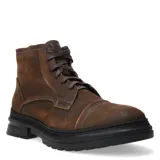 Botas acordonadas de hombre en cuero color marrón tabaco, con diseño de puntera reforzada y suela de goma negra con relieve.