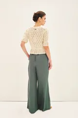Pantalon de pierna ancha y tiro alto, con cintura elastizada y corte fluido.