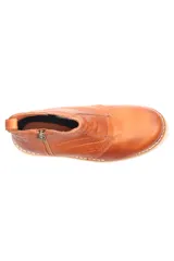 Bota corta negra de cuero sintético con textura croco, cierre lateral y suela track.