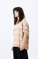 Sweater tejido en jacquard con diseño de franjas geométricas horizontales en tonos beige y blanco.