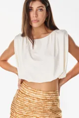 Top cropped satinado de color blanco, sin mangas, con hombros marcados y drapeado frontal.