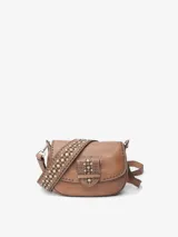 Bolso bandolera de cuero vacuno lavado color marrón, con solapa y asa de hombro extraíble decoradas con tachuelas y corte láser. Cuenta con cierre de cremallera, bandolera regulable y desmontable, bolsillos externos e internos y forro de algodón.
