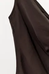 Vestido largo de tejido satinado con escote drapeado y tirantes finos. Presenta un diseño fluido con bajo asimétrico y cierre lateral con cremallera.