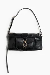 Cartera de hombro de diseño rectangular alargado, confeccionada en tejido revestido de color negro con herrajes metálicos dorados. Cuenta con un compartimento exterior con solapa y cierre de argolla metálica, cierre superior con cremallera y asa ajustable.