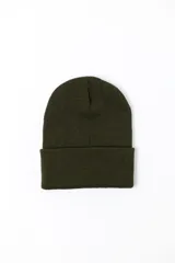 Gorro beanie de punto en color verde militar, con vuelta y diseño liso.
