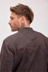 Cazadora bomber marrón de efecto gamuza, con cierre frontal, cuello redondo y puños y cintura acanalados.