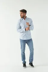 Camisa de manga larga para hombre, color azul claro con microestampado de cuadros. Presenta un corte slim y cuello abotonado.