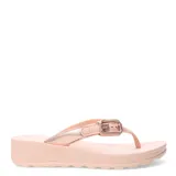 Sandalias tipo chinela con plataforma, color negro con detalles en bronce. Presentan una tira superior con textura y una hebilla decorativa metálica en tono dorado.