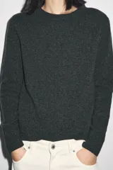 Jersey de punto de cuello redondo y manga larga, con acabados en rib en puños, cuello y bajo.