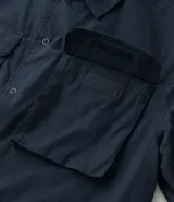 Camisa de manga corta Ripping, confeccionada en tricolina de algodón. Presenta un corte boxy relajado, cuello inglés, cierre frontal con botones y dos bolsillos cargo en el pecho con etiqueta bordada.