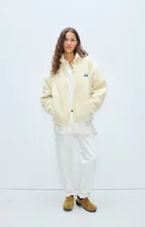 Campera de corderito sintético con efecto shearling, color crudo, de corte holgado y cierre frontal con cremallera.