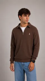Buzo de punto color marrón, con cuello polo y cierre frontal parcial, de manga larga y diseño holgado.