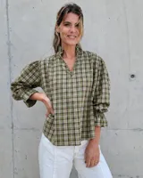 Blusa de algodón con cuello mao y escote en V, de corte holgado y mangas tres cuartos con puños elásticos fruncidos.