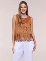 Blusa sin mangas de gamuza sintética marrón, con cuello redondo y diseño recto. Presenta detalles de perforaciones con patrones circulares en la parte frontal y flecos largos en el ruedo.