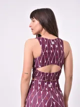 Top deportivo estampado con cuello redondo y espalda deportiva.