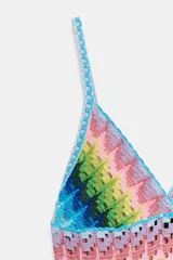 Vestido largo de punto calado con patrón de rayas en zigzag multicolor, escote en pico y tirantes finos.