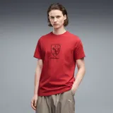 Remera Puma Ferrari Tonal Shield de manga corta y cuello redondo, en color rojo, con el escudo de Ferrari estampado en el centro del pecho.