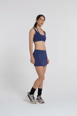 Minifalda deportiva azul marino de tejido Activelu con cintura alta de 4 cm y compresión media. No incluye calza debajo.
