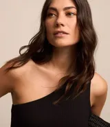 Vestido midi negro de viscosa, con escote asimétrico de un hombro, sin mangas, corte acampanado y lazo en la cintura.