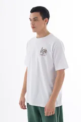 Remera blanca de algodón con cuello redondo y mangas cortas. Estampado en la espalda con ilustración de personajes de Dragon Ball Z intervenidos por el artista coreano Lonely Weirdo Club.