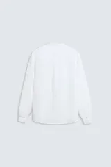 Camisa negra de lino y algodón, corte relaxed fit, cuello mao, manga larga con puños abotonados y cierre frontal con botones.