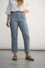 Pantalón jean de corte recto, con estampado a rayas verticales azules y blancas.