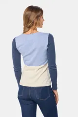 Buzo de tejido de punto con diseño de bloques de color en tonos verde menta, crema y beige. Presenta mangas largas y un panel inferior con textura de cableado.