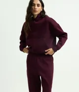 Pantalón jogger de mujer confeccionado en tejido fleece de algodón y poliéster. Presenta un corte holgado con cintura elástica y puños ajustados en el bajo.