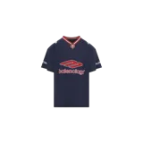 Remera Balenciaga estilo camiseta de fútbol oversize, color azul marino con cuello en V de rayas rojas y blancas, escudos y logotipos impresos en el pecho y las mangas.