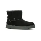 Bota corta Skechers de estilo casual, confeccionada en gamuza color negro con forro interior de lana. Presenta un diseño sin cordones con tecnología Slip-ins, suela de caucho resistente y detalle de dije metálico en forma de corazón en el lateral.