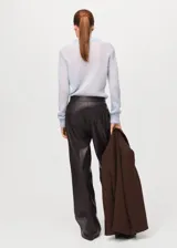 Pantalón de poliuretano efecto cuero color marrón, de corte recto y holgado con pinzas en la cintura.