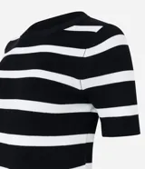 Blusa de punto ligero de manga corta y cuello redondo con diseño de rayas horizontales negras sobre base blanca.