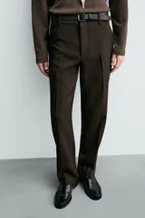 Pantalón de corte regular fit confeccionado en lana de origen italiano. Presenta bolsillos laterales, bolsillo cerillero frontal, bolsillos traseros de vivo y cierre frontal con cremallera y botón.
