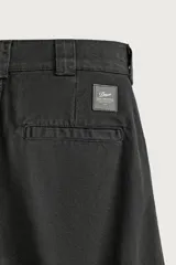 Pantalón cargo de corte relajado confeccionado en algodón con efecto lavado. Presenta bolsillos laterales tipo plastrón en las perneras, bolsillos frontales y bolsillos traseros de vivo. Incluye cierre frontal con cremallera y botón.