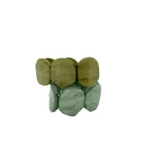 Pulsera elástica hecha de resina con círculos de color verde oliva y verde agua.