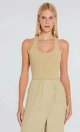 Musculosa de tejido canelado en tono gris melange, con calce ajustado al cuerpo y diseño minimalista.