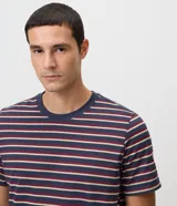 Remera masculina de corte regular y cuello redondo, confeccionada en tejido de algodón y poliéster con diseño de rayas horizontales en hilo teñido.