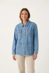 Campera larga de denim azul claro con cierre frontal de botones metálicos, bolsillos con solapa en el pecho y bolsillos aplicados en la parte inferior.