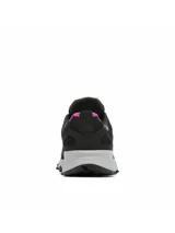 Championes de senderismo Columbia, modelo Peakfreak Hera Outdry, color negro con detalles en gris y fucsia. Presentan tecnología impermeable OutDry, entresuela TechLite+ para amortiguación y suela Adapt Trax para tracción en diversos terrenos.