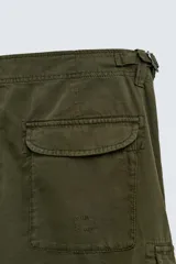 Bermuda cargo de corte relajado confeccionada en algodón, con bolsillos laterales tipo plastrón con solapa, bolsillos frontales y bajo ajustable con cordón.
